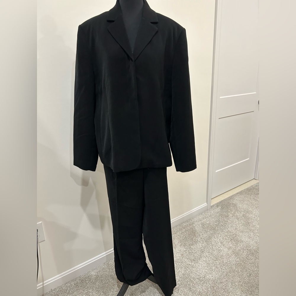 Worthington women’s black suit